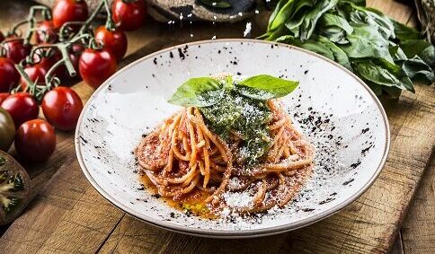 Spaghetti con pomodoro y pesto