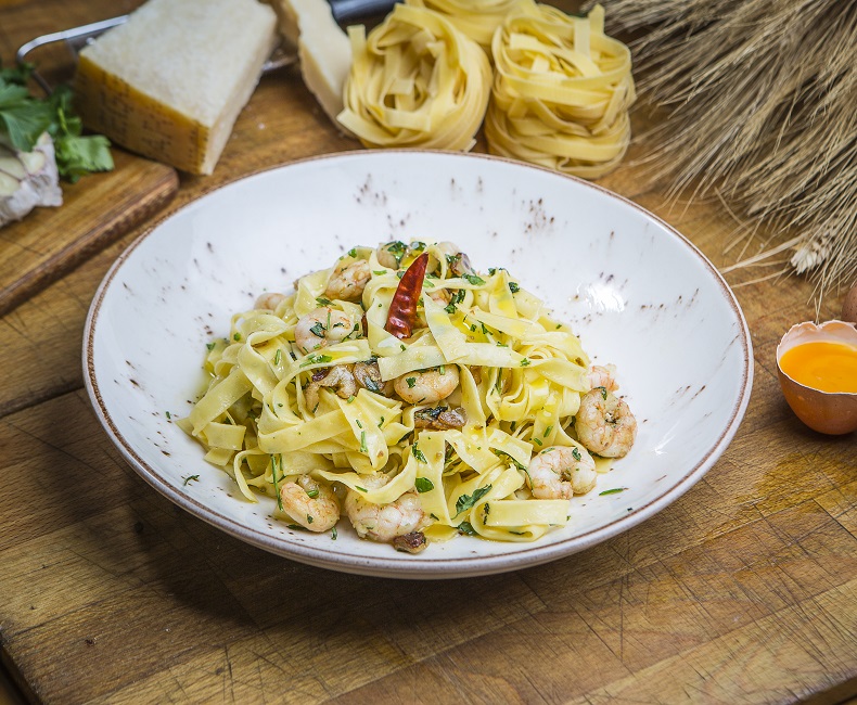 Tagliatelle con aceite, ajo y gambas